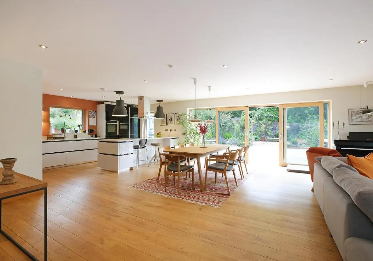 Kingswood Villa Edinburgh 0*,